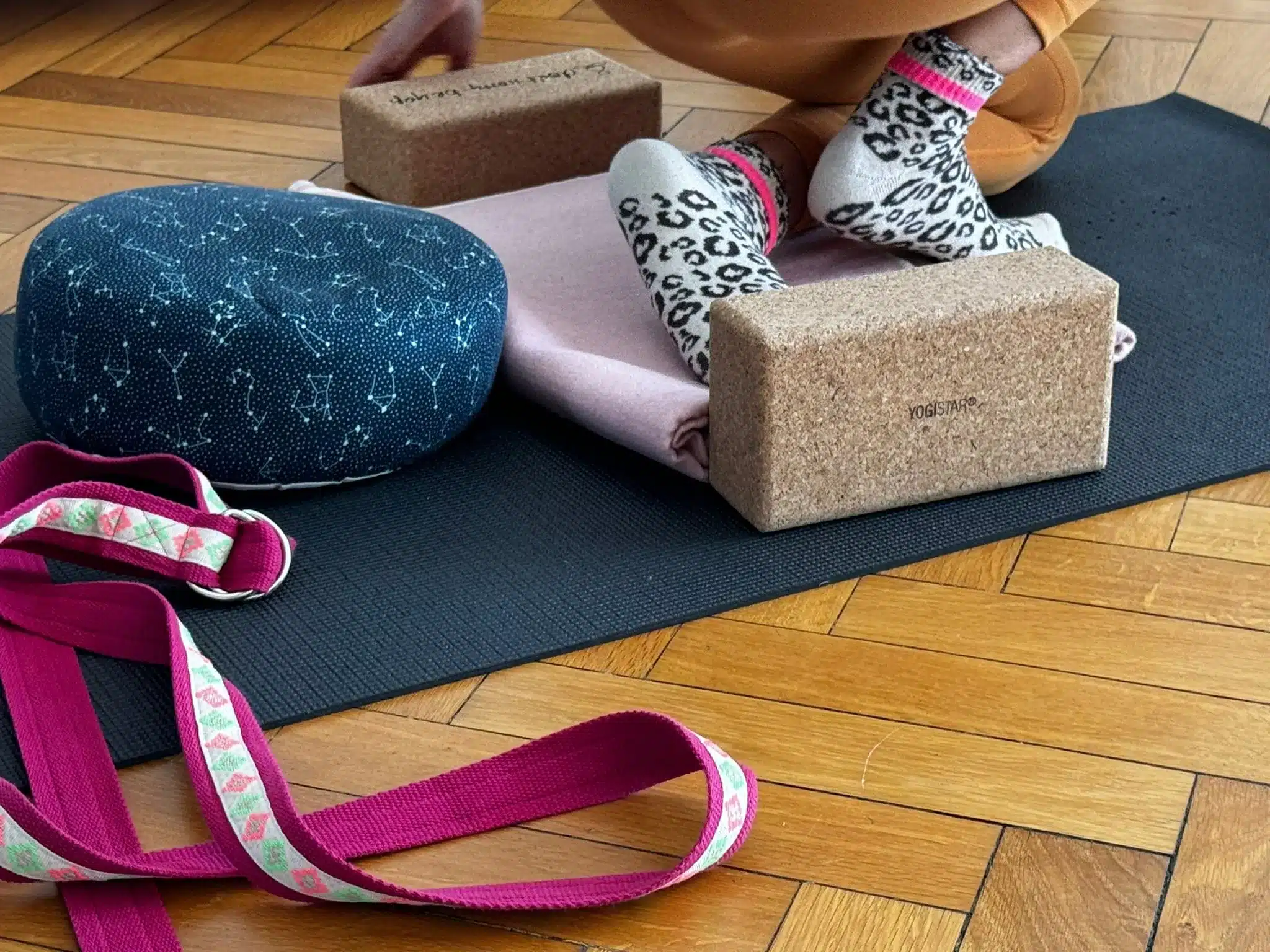 asana_praxis_unterricht_be_yogi_yoga_ausbildung_karlsruhe_closeup-hilfsmittel