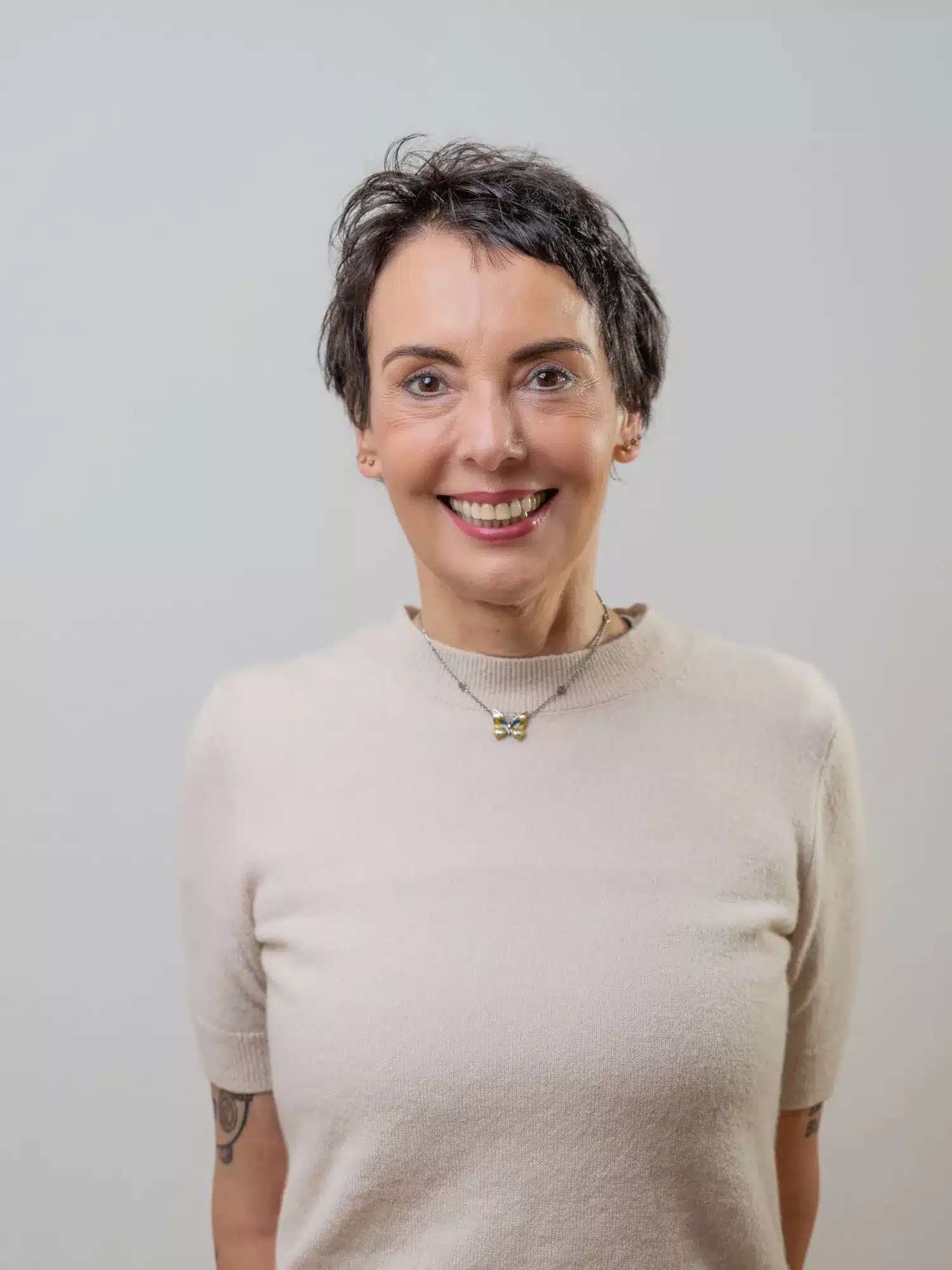 ulla-froehlich-strauss-glueckscoaching-beratung-lifecoach-profilbild-hochkant-schwarz