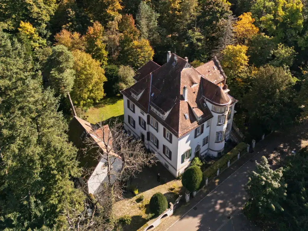 be-yogi-campus-ayurveda-yoga-coaching-karlsruhe-ahaweg-2-von-oben-forsthaus-nur-haus