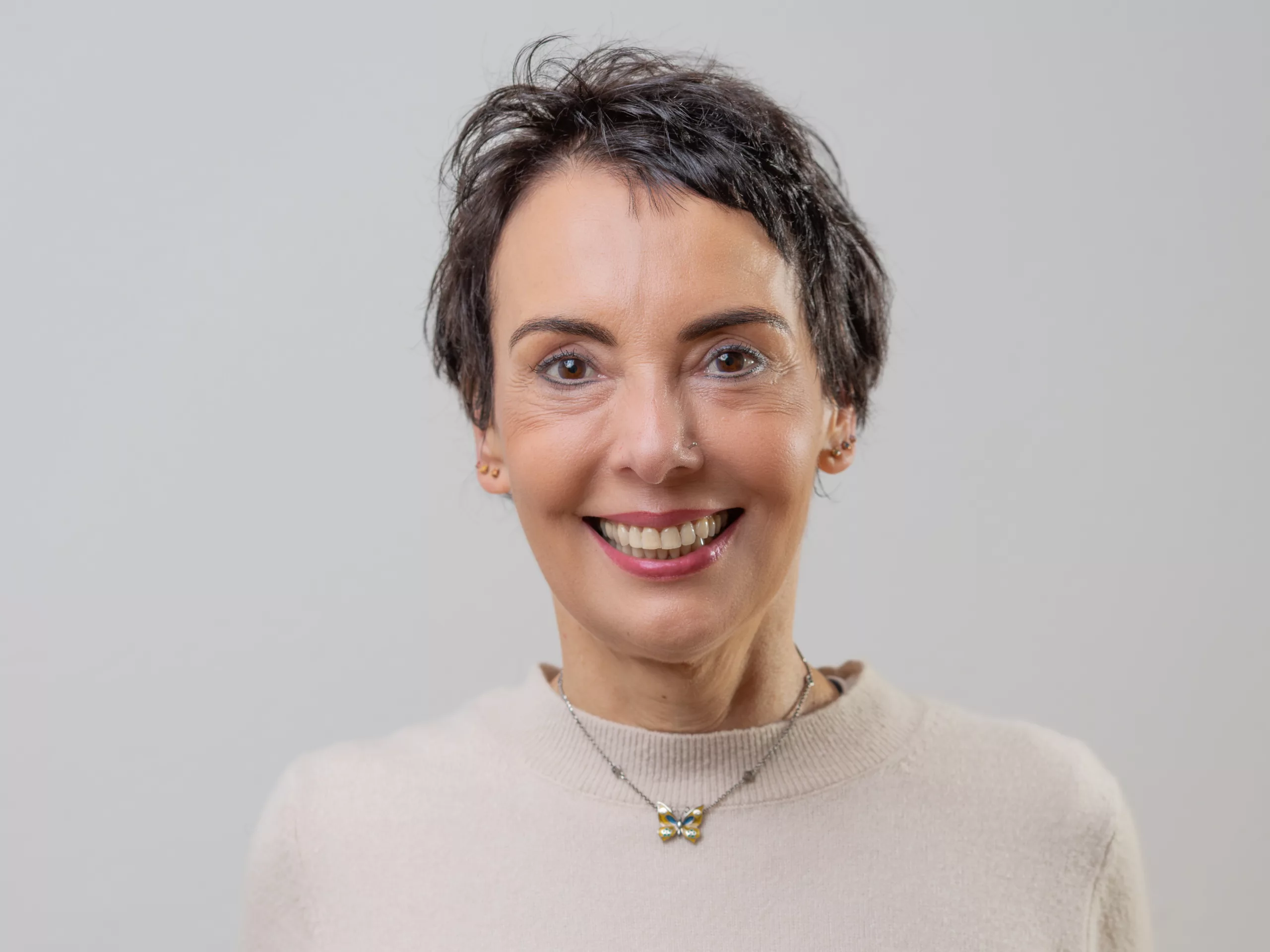 ulla-froehlich-strauss-glueckscoaching-beratung-lifecoach-profilbild-hochkant-schwarz