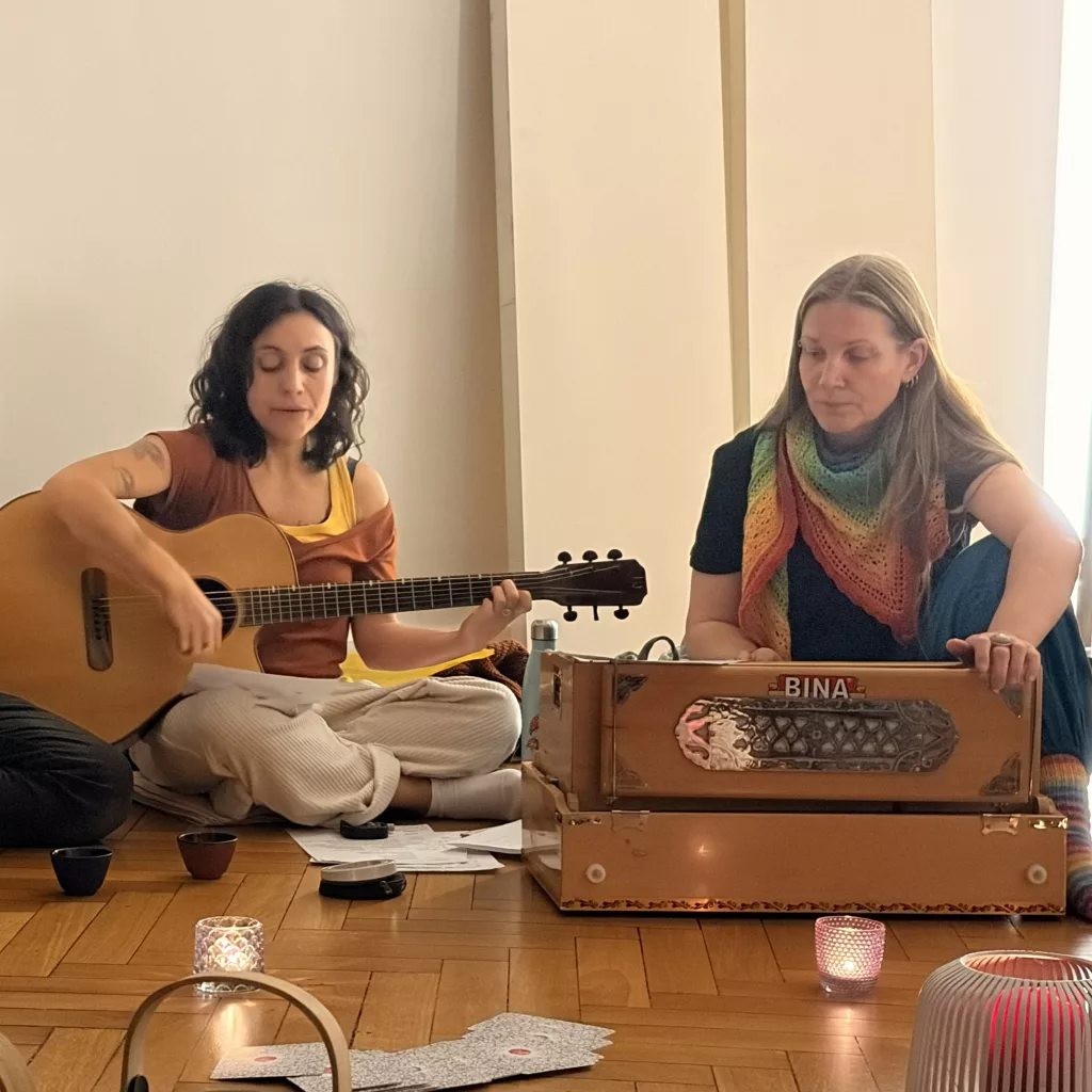 satsang_karlsruhe_impressionen_mantra_singen_gitarre_be_yogi_yoga_karlsruhe_dani_liv