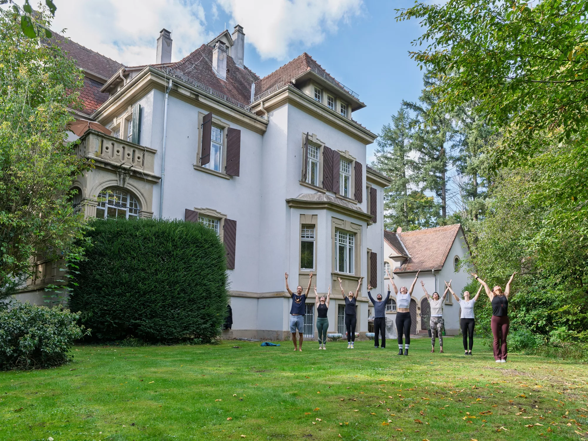 be-yogi-campus-ayurveda-yoga-coaching-karlsruhe-ahaweg-2-garten-teacher-gruppe-arme-nach-oben