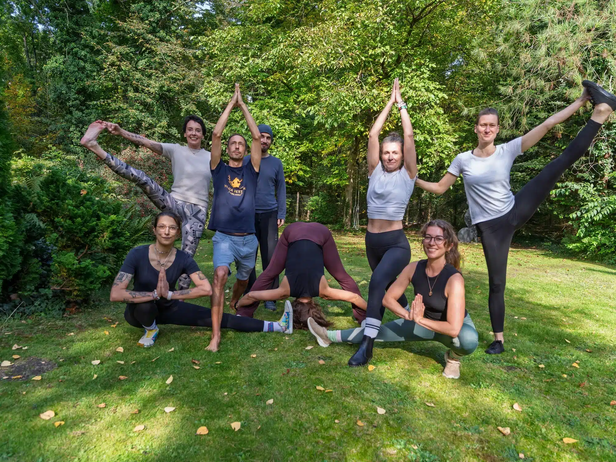 be-yogi-campus-ayurveda-yoga-coaching-karlsruhe-ahaweg-2-garten-teacher-gruppe-asanas-02