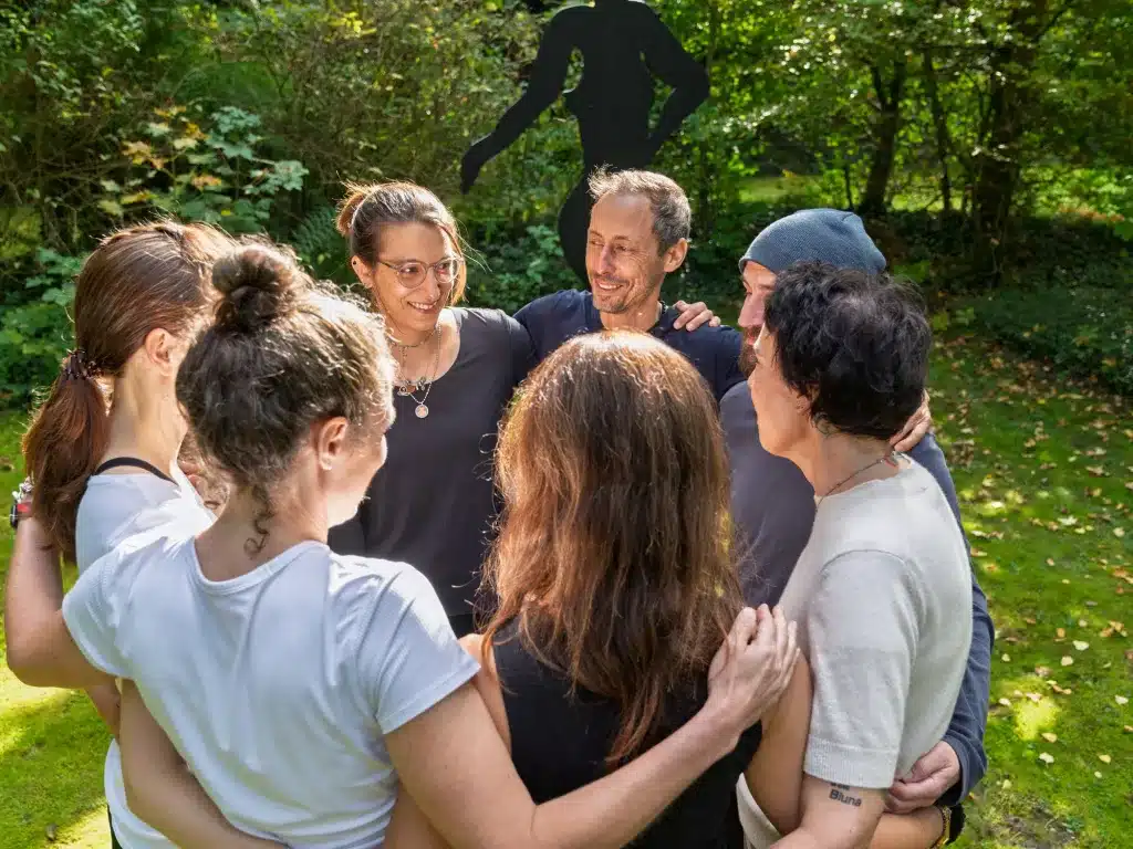 be-yogi-campus-ayurveda-yoga-coaching-karlsruhe-ahaweg-2-garten-teacher-gruppe-kreis