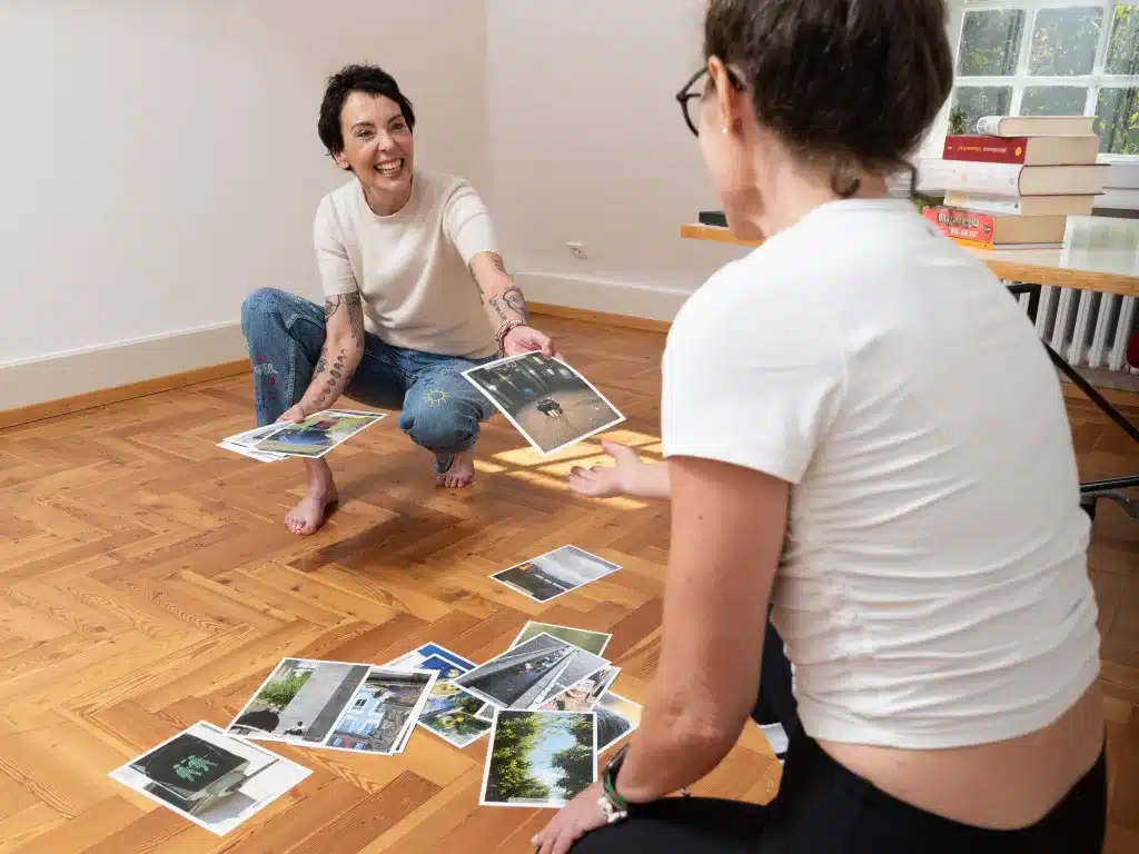 be-yogi-campus-ayurveda-yoga-coaching-karlsruhe-ahaweg-2-ulla-froehlich-strauss-karten-gespraech-02-quer