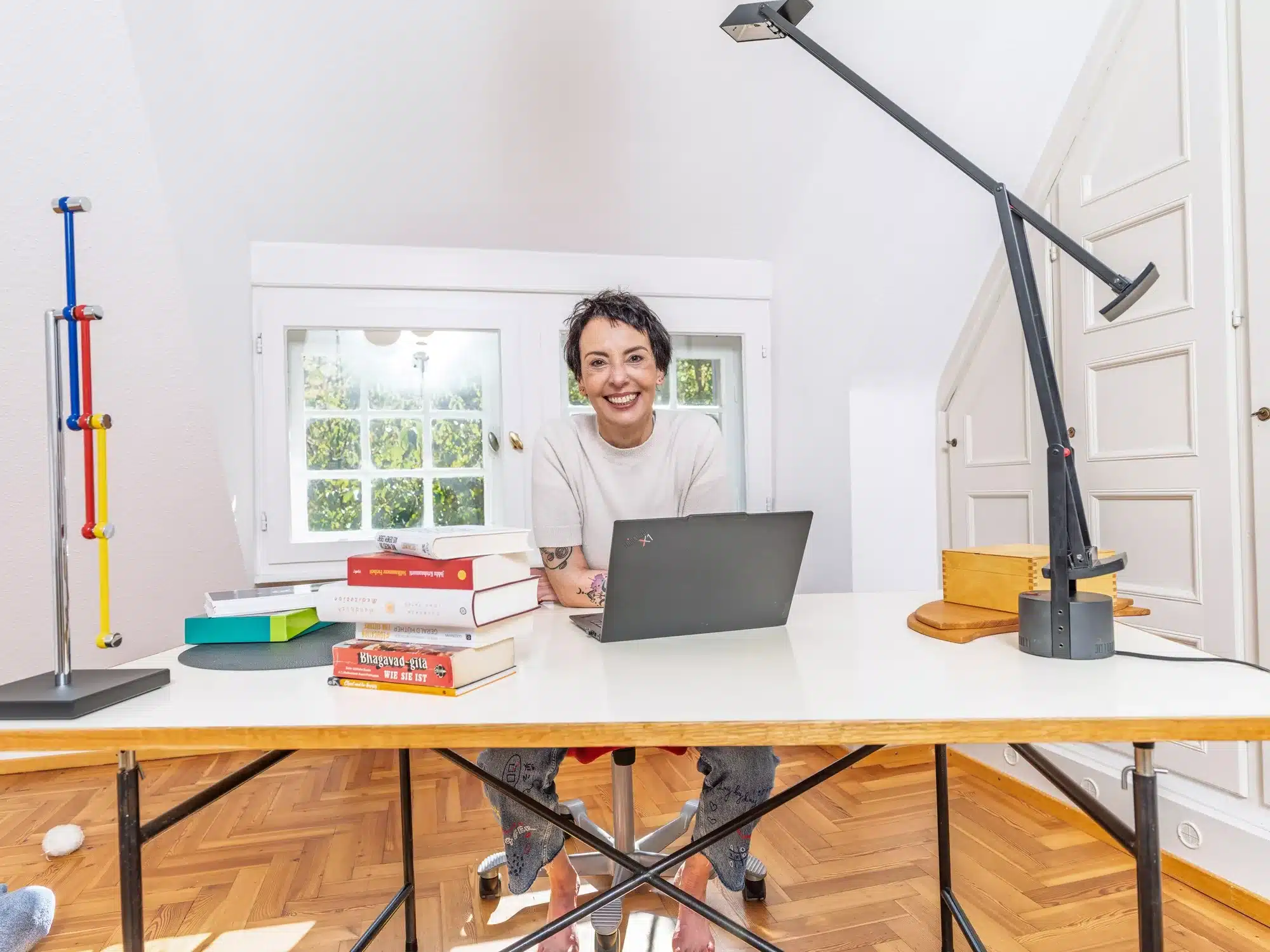 be-yogi-campus-ayurveda-yoga-coaching-karlsruhe-ahaweg-2-ulla-froehlich-strauss-schreibtisch-02