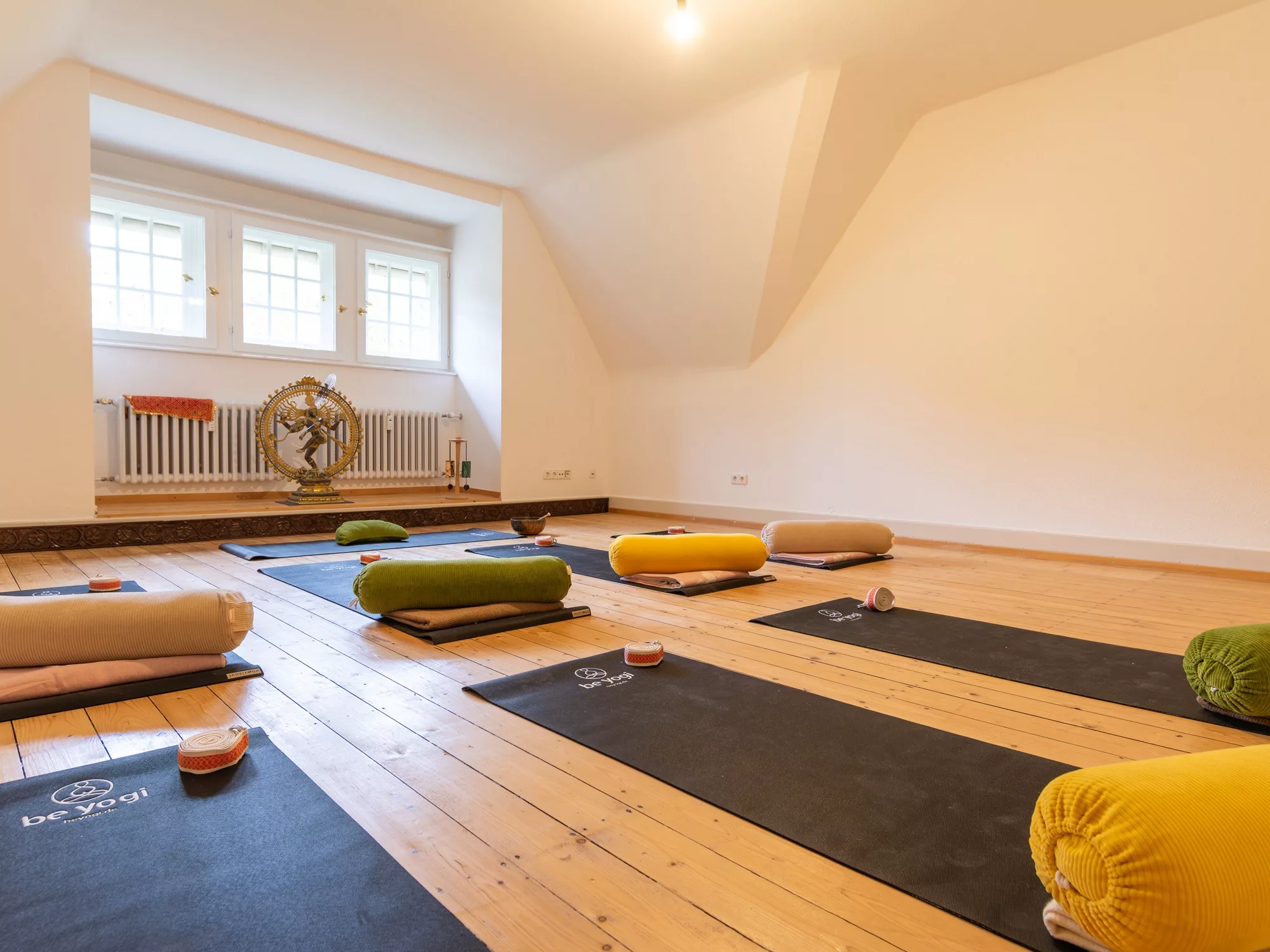 be-yogi-campus-ayurveda-yoga-coaching-karlsruhe-ahaweg-2- yogaraum-kleingruppen-leer