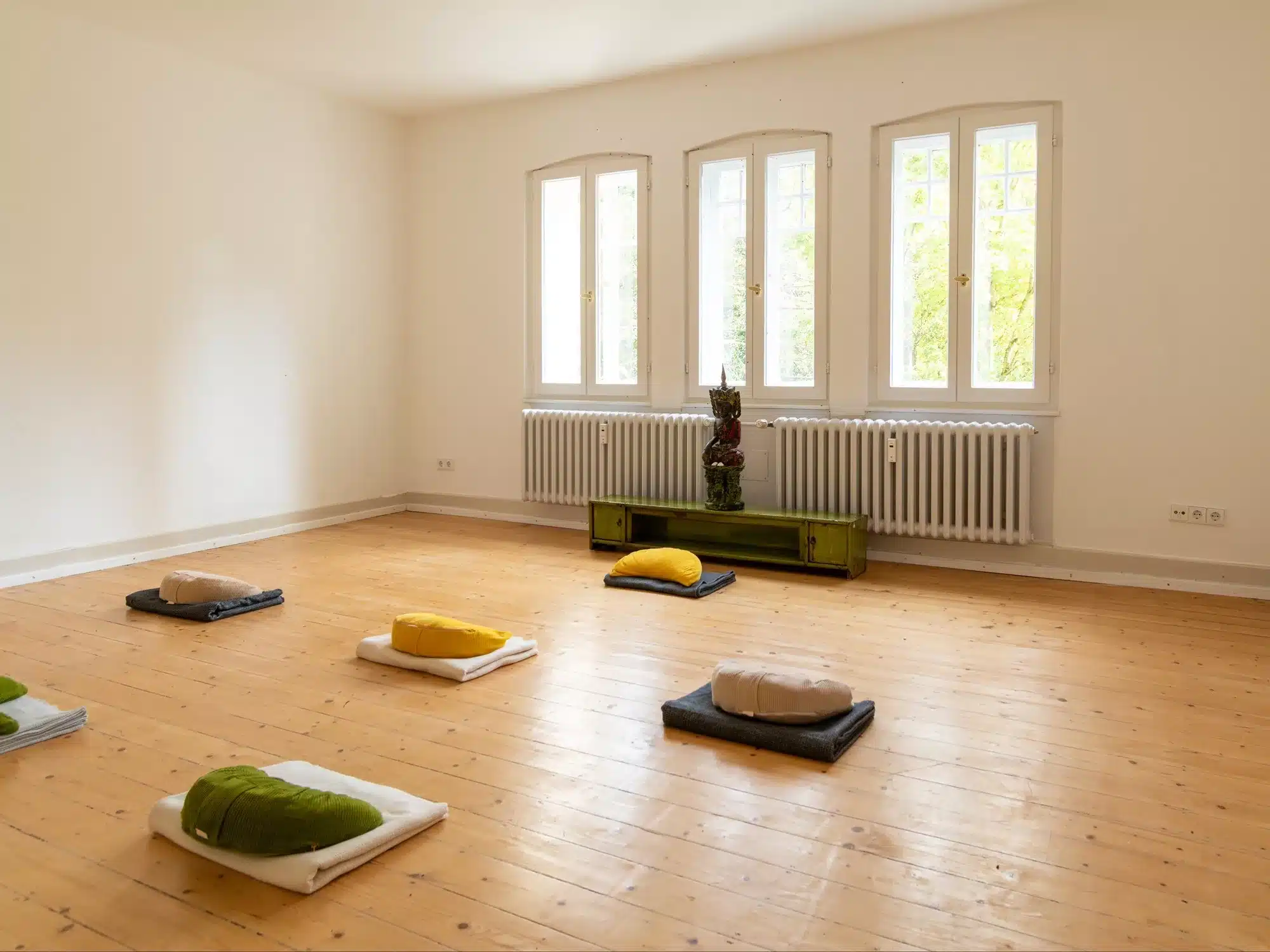 be-yogi-campus-ayurveda-yoga-coaching-karlsruhe-ahaweg-2- meditationsraum-kleingruppen-leer