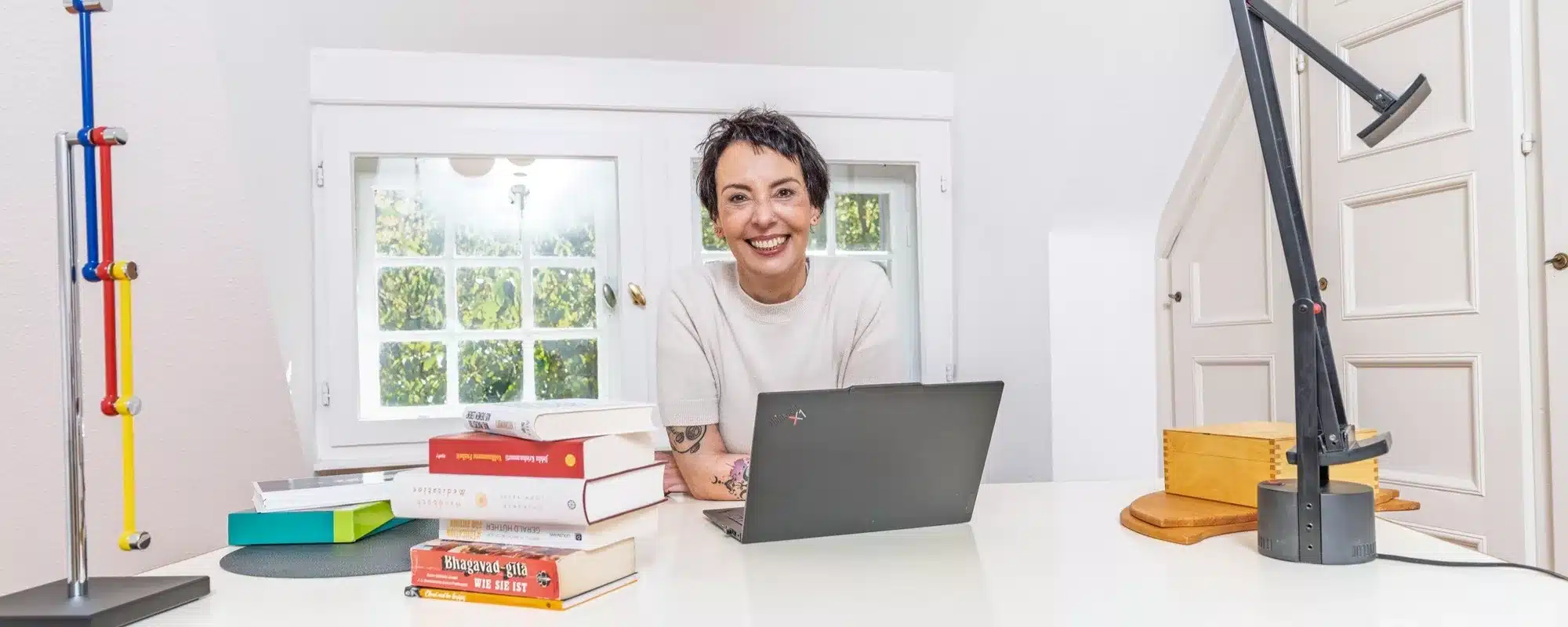 be-yogi-zum-glueck-coaching-karlsruhe-ulla-froehlich-strauss-schreibtisch-header-schmal