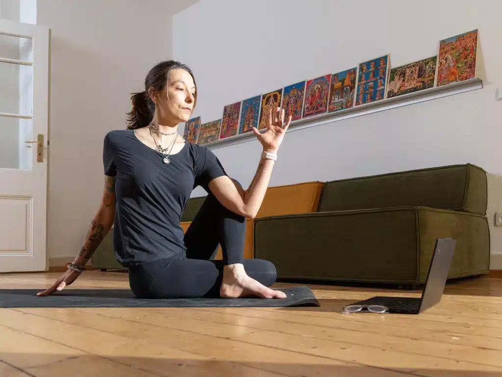 be-yogi-ayurveda-yoga-coaching-karlsruhe-online-yoga-kurse-live-stream-zuhause-yoga-video-drehsitz-01
