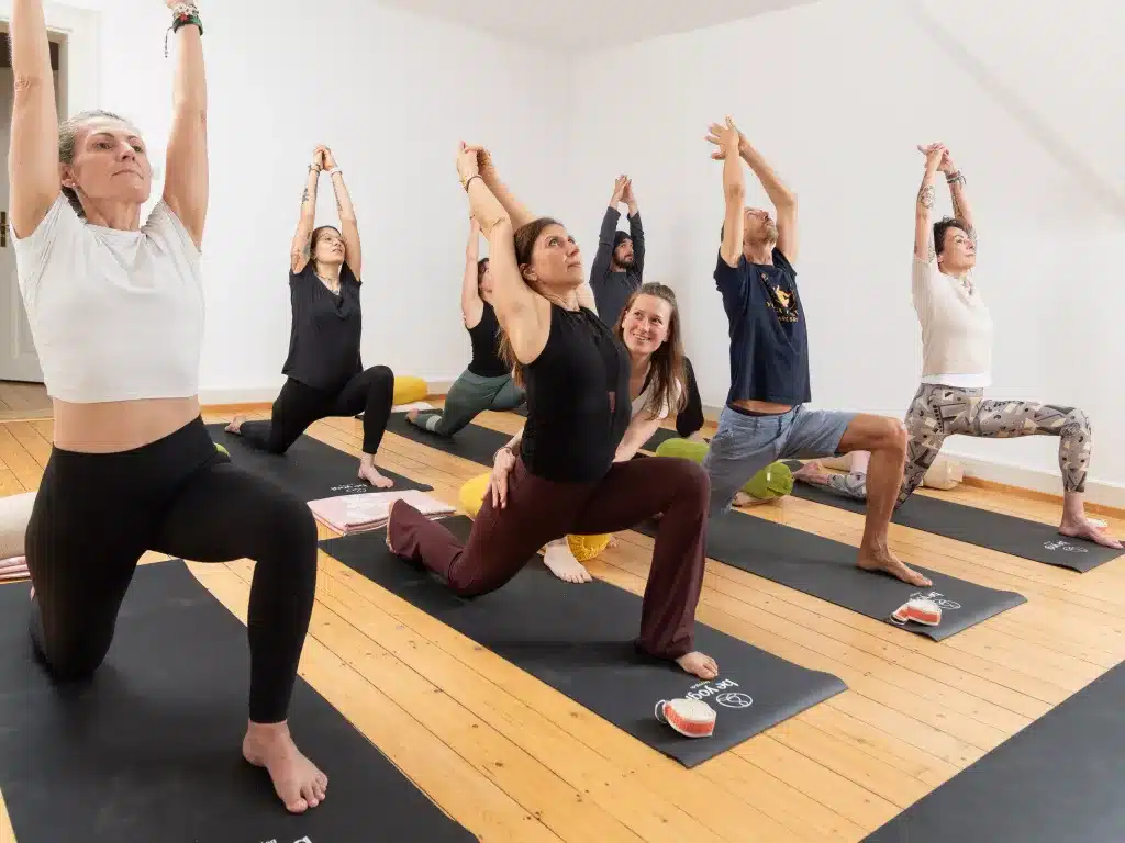 be-yogi-campus-ayurveda-yoga-coaching-karlsruhe-ahaweg-2-yoga-kurs-low-lunge-01