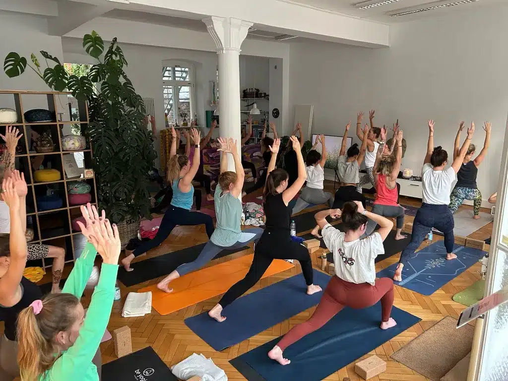 volle-yoga-klasse-studio-be-yogi-300h-yoga-ausbildung-handson-yoga-lehrer-karlsruhe