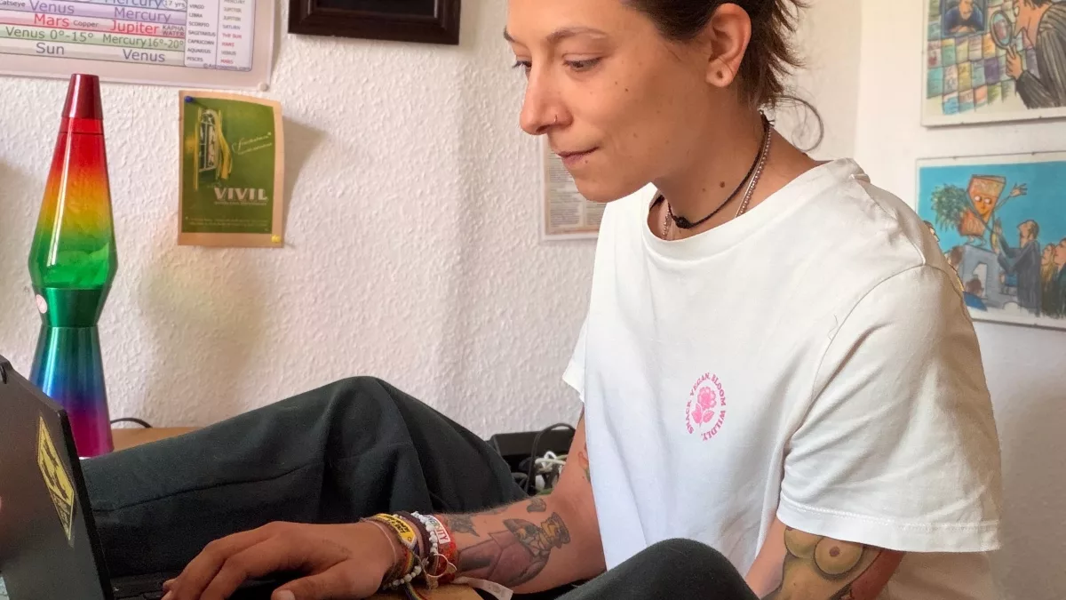 Happy im Home Office mit Ayurveda